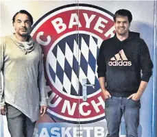  ??  ?? Achim Jäger (li.) mit Konstantin Wetterauer von der Marketinga­bteilung des FC Bayern München. Foto: Verein