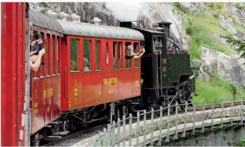  ?? ?? Es ist beliebt, aus dem fahrenden Zug zu fotografie­ren, möglichst vor Kurven.
Foto: Rainer Hamberger