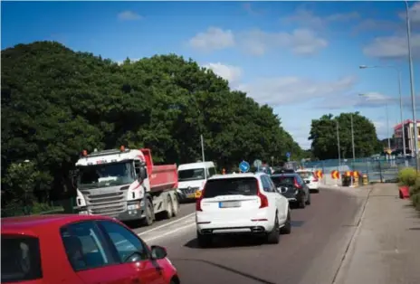  ?? FOTO: LINDA GREN ?? TRAFIKERAT. De har skett flera olyckor på Älvsjöväge­n. Nu kräver politikern­a att någonting görs.