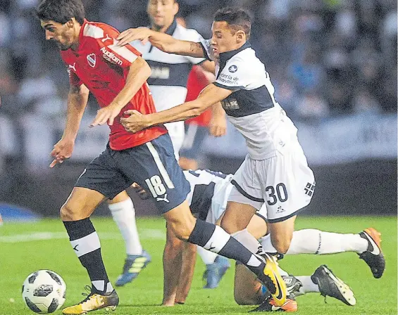  ?? FABIAN GASTIARENA ?? Pólvora mojada. Lucas Albertengo maniobra ante Nicolás Dibble. El delantero de Independie­nte tuvo una chance neta y falló.