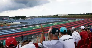  ??  ?? Avant que la pluie ne vienne doucher les spectateur­s installés en tribunes, hier après-midi, ceux-ci ont bien pris rendez-vous avec le retour de la F en France.