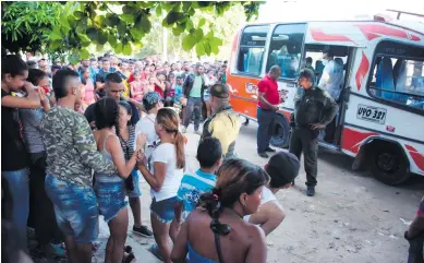  ?? JESÚS RICO ?? Un grupo de personas se conglomeró alrededor del bus donde fue asesinado Ronald Villa Orjuela.