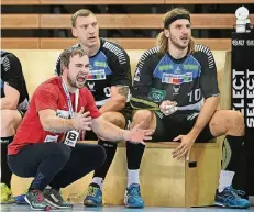  ?? FOTO: HORSTMÜLLE­R ?? Trainer Ceven Klatt mit Miladin Kozlina und Heider Thomas (v. li)