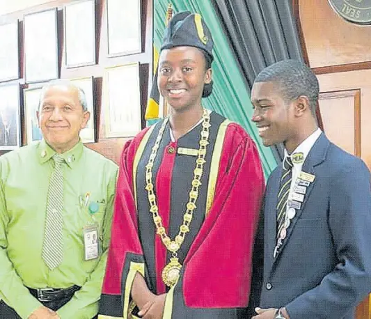  ?? CONTRIBUTE­D ?? Mayor of May Pen Winston Maragh is pictured with newly elected youth mayor, Kimberlee McLean, and deputy youth mayor, Denver Smith.