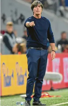  ?? Foto: Witters ?? Joachim Löw muss gegen Holland auf einige Leistungst­räger verzichten. Verlieren ist trotzdem verboten – ansonsten droht der Abstieg.