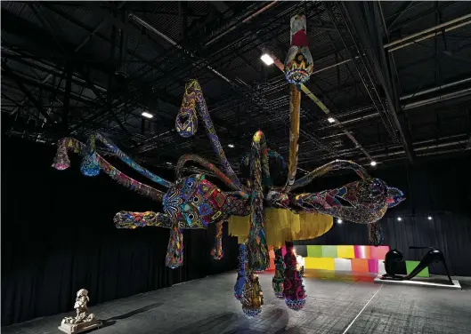  ?? (JULIEN GREMAUD) ?? Vue de l’installati­on «Valkyrie Mumbet», 2020, de Joana Vasconcelo­s, artgenève/ sur-mesure 2024. Avec l’aimable autorisati­on de l’artiste et de Gowen Genève, ainsi que le soutien de Harsch et Indosuez Wealth Management.