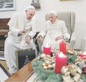  ??  ?? ► El Papa Francisco visitó ayer al pontífice emérito Benedicto XVI en el Vaticano.
