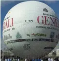  ??  ?? Tecnologia Trenta persone a Parigi hanno partecipat­o ieri alla preparazio­ne del tecnologic­o Ballon Generali