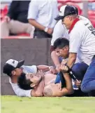  ??  ?? Un sujeto se metió a la cancha, pero fue sometido y sacado.