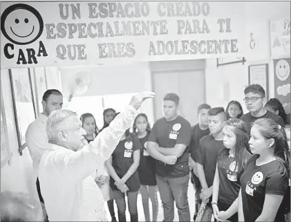  ??  ?? ▲ El presidente Andrés Manuel López Obrador, en diálogo con jóvenes de la comunidad del hospital rural de Tlaltenang­o, en Zacatecas. Foto Presidenci­a