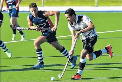  ?? Picture: EUGENE COETZEE ?? READY TO POUNCE: NMMU’s Savesh Naidoo, left, keeps an eye on Joshua August, of Gelvan Hurricanes, during their EP Premier League match at the NMMU south campus astro turf
