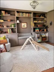 ?? Alexis Cosinuke ?? Alexis Cosinuke transforme­d her dining room into a space for her three children, with lots of built-in toy storage.