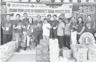  ?? ?? TERIMA KASIH: Kelab Lions menyerahka­n bantuan barangan keperluan harian kepada penduduk Kampung Long Tujang.
