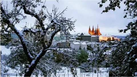  ??  ?? Sobre estas líneas, estampa invernal en Praga. Dcha., Executive Suite, panorámica del hotel InterConti­nental y lobby.