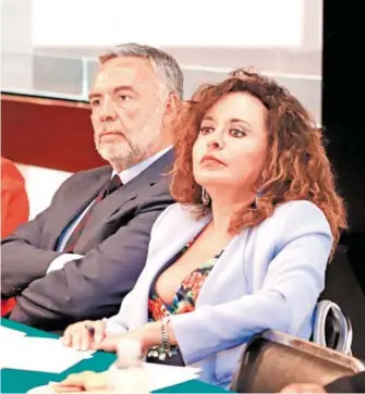  ?? /CORTESÍA ?? Al frente, Diana Bernal, acompañada del diputado Rafael Ramírez