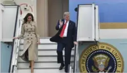  ?? FOTO AP ?? Trump en zijn vrouw Melania komen aan op de militaire luchthaven in Melsbroek.