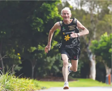  ?? Picture: JASON O'BRIEN ?? Robert Kendall , 81, is preparing for the half marathon at Broadwater Parklands.