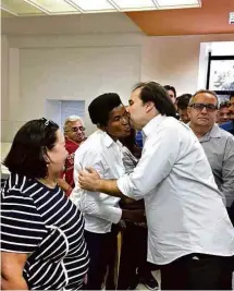  ?? Daniel Carvalho/Folhapress ?? Rodrigo Maia cumpriment­a parentes em Catolé do Rocha