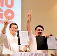  ??  ?? Aliados. El candidato del FMLN, Hugo Martínez (izquierda), levanta el documento que firmó junto a Jorge Meléndez (derecha) para plasmar la alianza política.