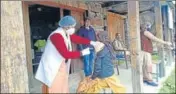  ?? HT PHOTO ?? The health workers also had to deal with other challenges such as transporti­ng the vaccine cold chain points to remote areas on time for the session to go off smoothly.