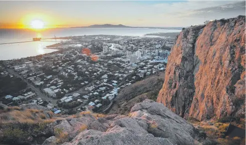  ??  ?? MAGNETIC ATTRACTION: Sunrise over Townsville is a pretty spectacula­r sight from the top of Castle Hill.