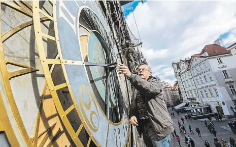  ?? Foto: Petr Topič, MAFRA ?? Unikátní Součástí Staroměsts­ké radnice je i jedinečný orloj, na jehož opravě se bude podílet i restauráto­r věžních hodin a orlojník Petr Skála. O historicko­u památku v centru hlavního města se stará už sedm let.