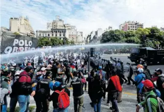  ?? REUTERS ?? Decenas de manifestan­tes se manifestar­on en la capital contra el presidente