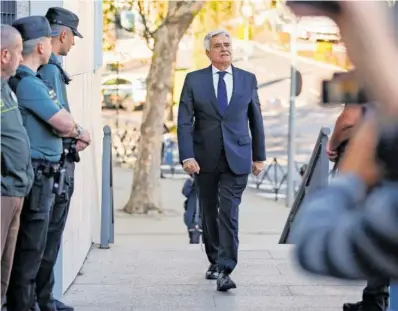  ?? RODRIGO JIMÉNEZ (EFE) ?? Pedro Rocha, el viernes a la entrada de los Juzgados de Majadahond­a (Madrid).