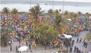  ?? FERNANDO FRAZÃO/AGÊNCIA BRASIL ?? Eleitores acompanham apuração em frente à casa de Jair Bolsonaro (PSL), na orla da Barra da Tijuca