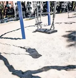  ?? RP-FOTO: ANDREAS BRETZ ?? Der Spielplatz am Hermannpla­tz in Flingern in der prallen Sonne. In Zukunft soll es mehr Schutz vor der Sonne geben.