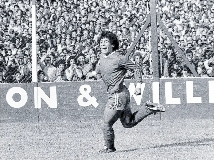  ?? Archivo La nacion ?? Diego Maradona y sus inicios en Argentinos: fascinante, polémico y atemporal, una vida atravesada por un talento único para jugar al fútbol