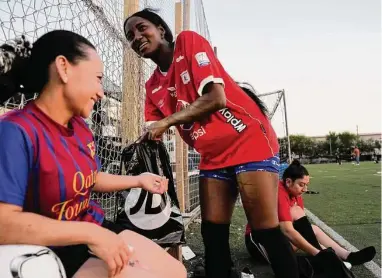  ?? Yi-Chin Lee / Houston Chronicle ?? Liz Camacho (izq.) conversa con su amiga Wendy Faisury Hurtado Cuero mientras ambas se preparan para jugar un partido de fútbol en la liga de ‘La Pulga Loca’ el sábado 10 de junio de 2023 en Houston.