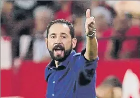  ?? FOTO: EFE ?? Pablo Machín, técnico del Sevilla y blanco de las iras de su afición