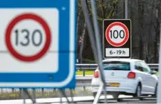  ?? Foto: Friso Gentsch, dpa ?? Bisher durfte man auf niederländ­ischen Autobahnen 130 fahren. Jetzt müssen Einheimisc­he und Touristen auf die Bremse treten.