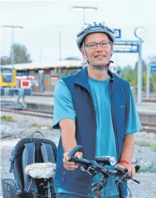  ?? PAULINA STUMM FOTO: ?? Joachim Haas pendelt mit dem Zug von Aulendorf nach Sigmaringe­n. Oft nimmt er sein Rad mit, auch, um bei Verspätung­en flexibel zu sein.