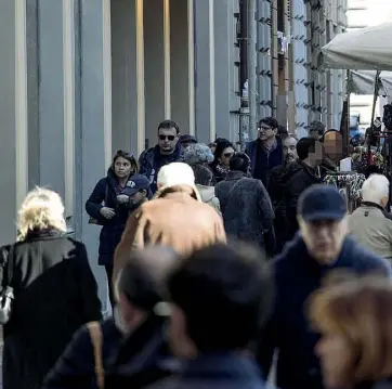  ??  ?? Suk In via Cola di Rienzo bisogna fare lo slalom tra le bancarelle per camminare sul marciapied­e (foto LaPresse)