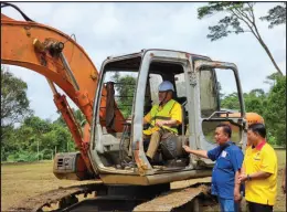  ?? — Photo by Galileo Petingi ?? Sagah manoeuvres an excavator to perform the groundbrea­king for the new hall at SMK Tarat.