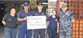  ??  ?? Guardiacár­celes de la penitencia­ría nacional de Tacumbú enseñan carteles de adhesión a la medida.