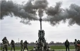  ?? LIBKOS / ASSOCIATED PRESS ?? Ukrainian soldiers fire at Russian positions from a U.S.-supplied M777 howitzer in the Kherson region of Ukraine on Monday.