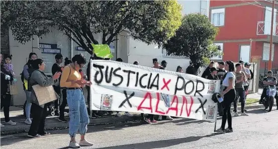  ?? ARCHIVO LA NUEVA. ?? FAMILIARES Y amigos de Alan Flores marcharon por las calles de Pigüé pidiendo justicia por el joven embestido por el conductor de una camioneta.