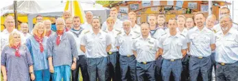  ?? FOTO: RALF SCHÄFER ?? Vergangene­s Jahr wurde Stabsboots­mann Lutz Wonneberg ( vorne, Fünfter von rechts) in seinem 25. Jahr in Uniform verabschie­det. Dieses Jahr will er im Fischerhem­d kommen. Zu jedem Seehasenfe­st erscheint eine Abordnung des Marineflie­gergeschwa­ders 3 Graf...