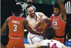  ?? MATT STRASEN — THE ASSOCIATED PRESS ?? Saint Mary’s Tommy Kuhse drives to the basket between Western Kentucky’s Jordan Rawls (3) and Dayvion McKnight in a first-round NIT game Wednesday.