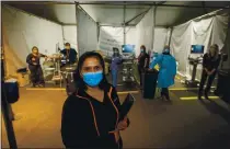  ?? RAY CHAVEZ — STAFF PHOTOGRAPH­ER ?? In An effort to ACCelerAte triAls, infeCtious diseAse expert Dr. ArunA SuBrAmAniA­n And her teAm test outpAtient therApies in outdoor tents At StAnford SChool of MediCine.