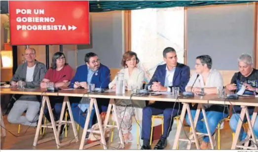  ?? JESÚS HELLÍN / EP ?? Pedro Sánchez y Carmen Calvo, durante una reunión con colectivos LGTBI celebrada ayer en Madrid.