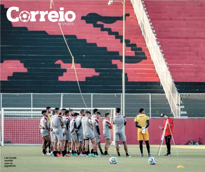  ?? CARPI/ EC VITÓRIA ?? Léo Condé reunido com os jogadores