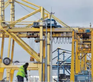  ?? FOTO ÁNGEL MANSO ?? La terminal de Ferrol opera con grandes grúas para contenedor­es