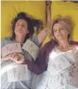  ?? FOTO: PROKINO/DPA ?? Das Chaos ist perfekt, als Mutter und Tochter feststelle­n, dass sie beide schwanger sind: Mado (Juliette Binoche, rechts) und Avril (Camille Cottin).