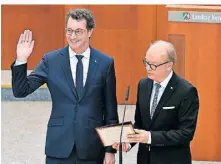  ?? ?? Landtagspr­äsident André Kuper nimmt Wüst
nach seiner Wahl den Amts
eid ab.