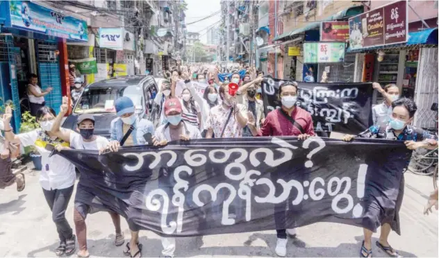  ?? Agence France-presse ?? ↑
Protesters march against the military coup in Sanchaung,yangon, on Tuesday.