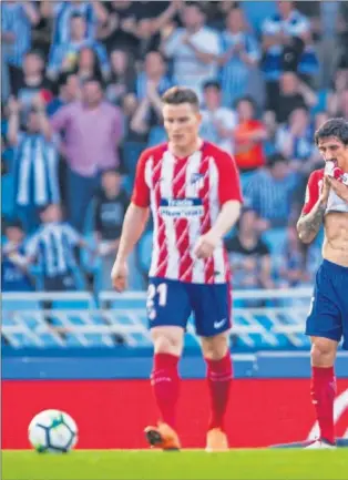  ??  ?? LAMENTOS. Gameiro, Savic y Saúl, con la mirada baja en un momento del partido ante la Real Sociedad.